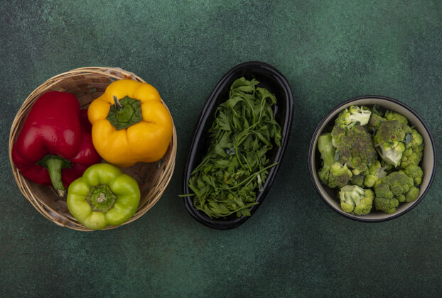景观顶视图甜椒在一个篮子里与草药和花椰菜绿色背景胡椒铃铛绿色