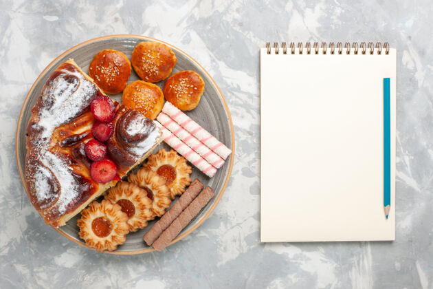 草莓俯瞰美味草莓蛋糕配饼干和白色桌面小蛋糕饼干糖蛋糕甜饼饼干曲奇饼小早餐