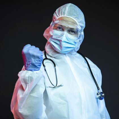 医疗戴着面罩的医生看起来胜利了健康冠状病毒专家