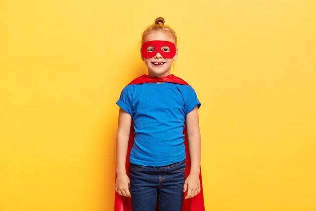 小小女孩超级英雄穿着红色斗篷的特别套装斗篷斗篷女性
