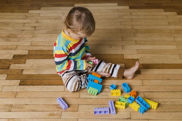 玩耍一个玩玩具的小男孩玩耍教学教育