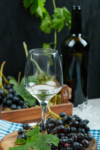 新鲜一杯加水果的白葡萄酒酒精酒吧玻璃杯