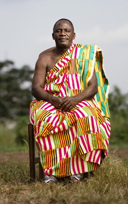 非洲人穿着传统服装的非洲老人文化传统部落