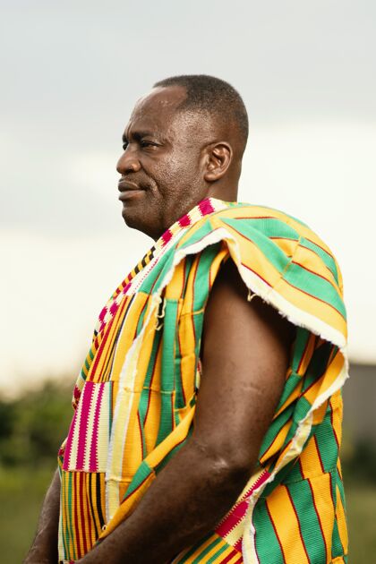 部落穿着传统服装的非洲老人部落传统肖像