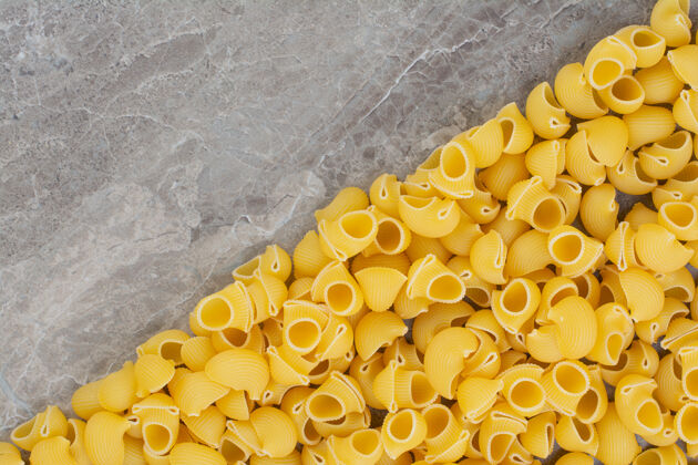 意大利生面食被隔离在大理石空间里厨房自制质量