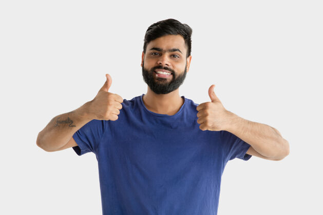 人物美丽的男性半身肖像隔离在白色工作室背景上年轻感性的印度教男人面部表情 人类情感 广告概念快乐 显示出好或酷的标志男性肖像成人