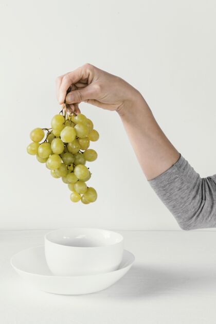 背景抽象的最小概念葡萄和手中性简约水果