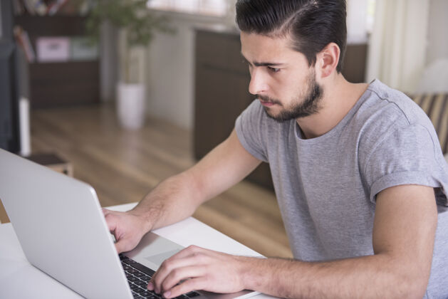连接在家里用笔记本电脑工作的年轻人自由职业电脑考试