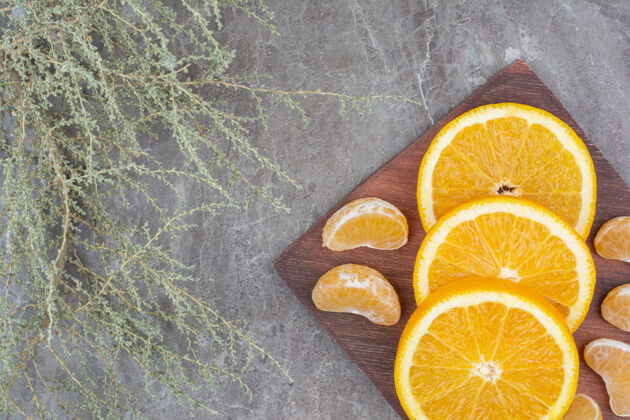 切块橘子和橘子片放在木板上柑橘柑橘新鲜