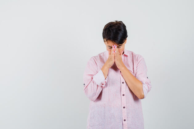 手势身穿粉色衬衫的女性手牵手祈祷 看上去充满希望 正面照肖像疾病祈祷