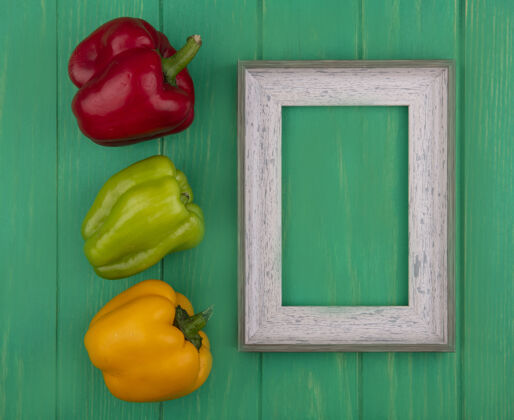 胡椒顶视图复制空间灰色框架与彩色甜椒绿色背景视图铃铛空间