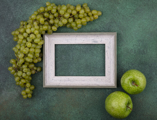 苹果顶视图复制空间灰色框架 绿色背景上有绿色葡萄和绿色苹果绿色空间顶部