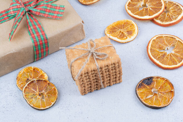 礼品干橘子 饼干和礼品盒大理石背景甜点丝带节日