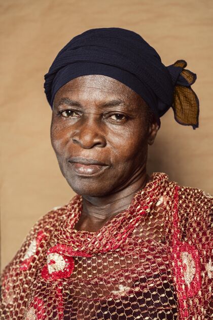 部落穿着传统服装的非洲老妇人美丽部落女人