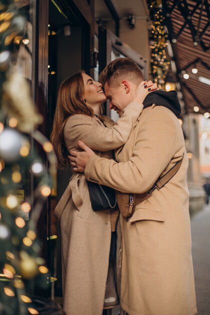 欢呼一对年轻夫妇在圣诞节一起散步城市在一起男性