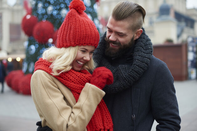 异性伴侣一对夫妇在圣诞集市上玩得很开心公平帅哥外套
