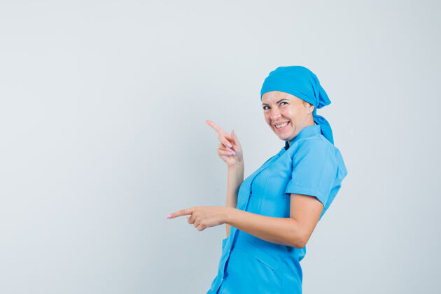 站立女医生穿着蓝色制服上下指指点点 看上去很开心 正对着我看手指制服诊断