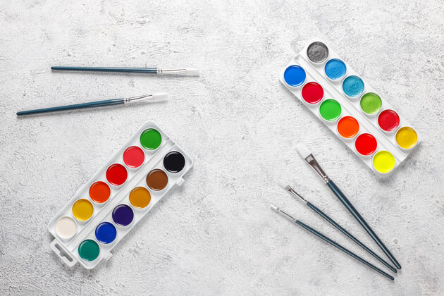 彩色一套水彩颜料和画笔调色板物体画笔