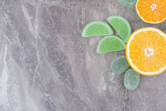 甜味新鲜水果和甜甜的果酱在大理石背景上酸橙橙子水果