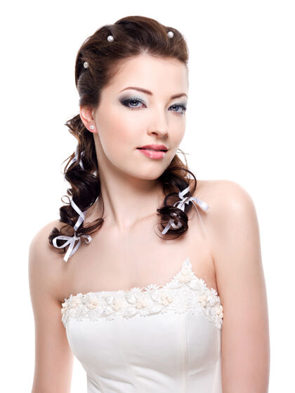 时尚美丽的年轻漂亮的新娘与婚礼发型-特写明亮卷发深色