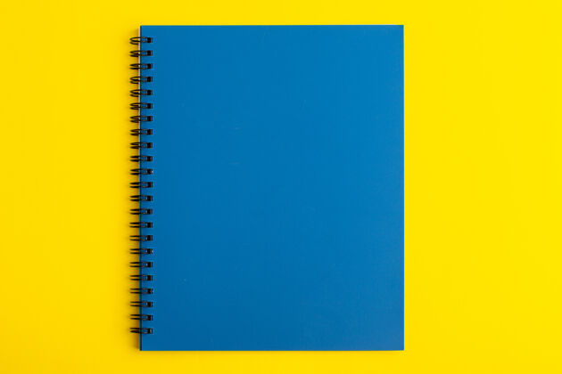 孩子正面图打开黄色书桌上的蓝色复印本书桌空白学校