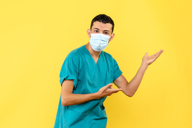 肖像一位戴着口罩的医生谈论在流感大流行期间洗手的重要性洗医生面具休闲