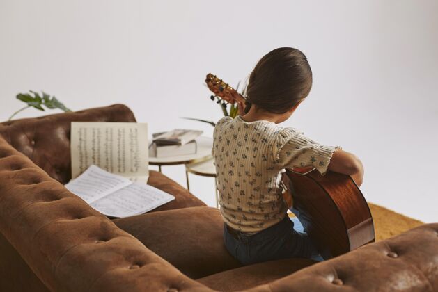 艺术小女孩在家学吉他乐器音乐家学习