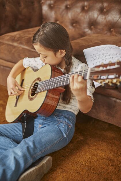表演在家学吉他的女孩课程音乐家小