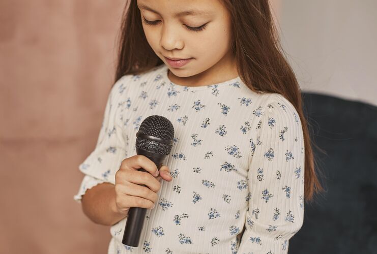 小小女孩在家用麦克风学唱歌歌手艺术表演