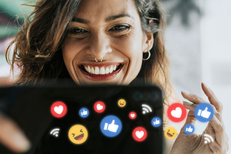 社交社交媒体影响者收到喜欢和积极的反应连接在线沟通