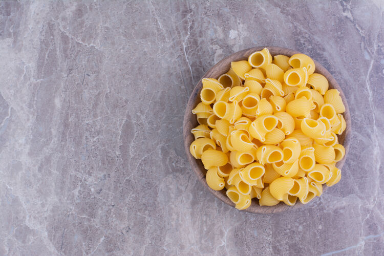 美味自制的意大利面被隔离在灰色的大理石空间里组成产品晚餐