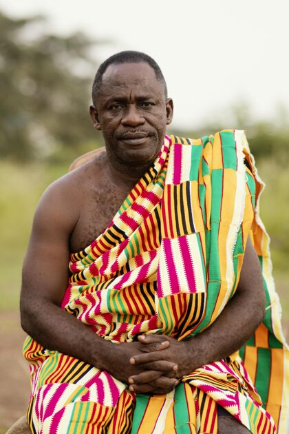 男人一个穿着传统服装的非洲老人文化非洲人传统