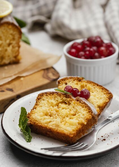 美食蛋糕片放在盘子里和浆果一起含糖甜点叉子
