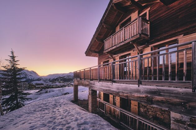 滑雪日出时 法国阿尔卑斯山阿尔卑斯山休兹滑雪场小屋正面的远摄度假村天空门廊