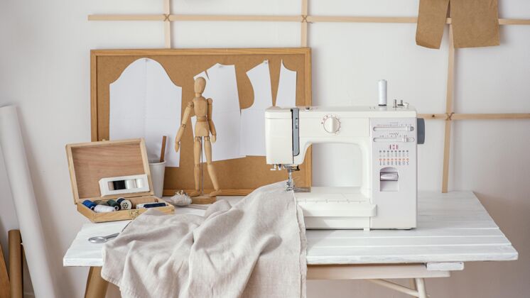 服装师缝纫机裁剪工作室正视图昂贵的裁缝服装