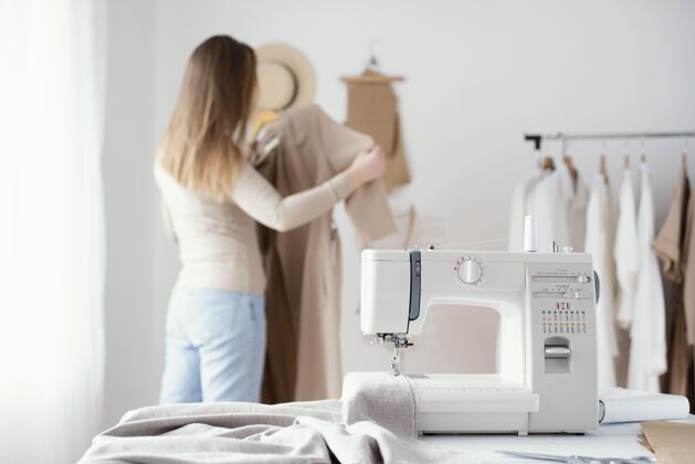 针线活在工作室工作的女裁缝缝纫机卧式女