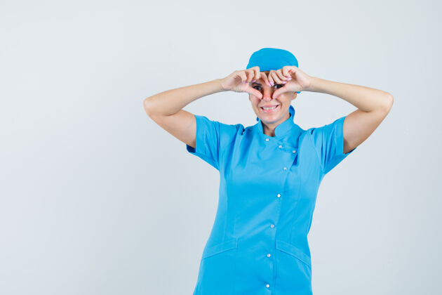 实验室女医生身穿蓝色制服 露出心形 表情愉快 正面照诊所成人诊断
