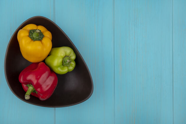 颜色顶视图复制空间彩色甜椒在碗上的绿松石背景绿松石色视图碗