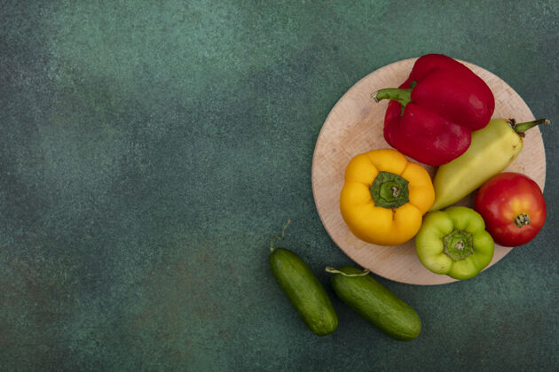 胡椒顶视图复制空间彩色甜椒与番茄的立场和黄瓜的绿色背景西红柿顶部颜色