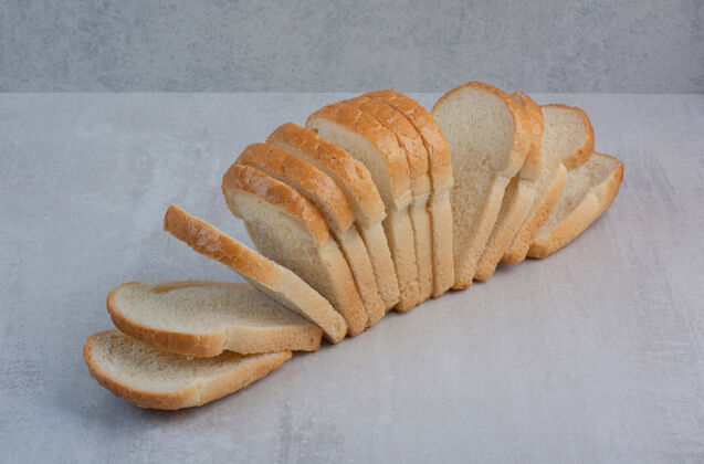 面包大理石背景上的新鲜白面包片面包切片新鲜白面包