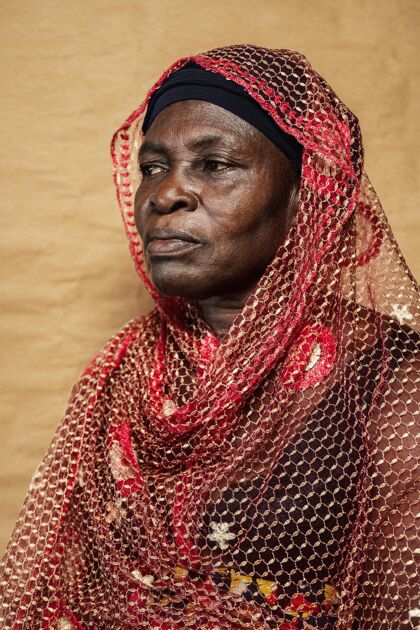 人穿着传统服装的非洲老妇人非洲传统服饰