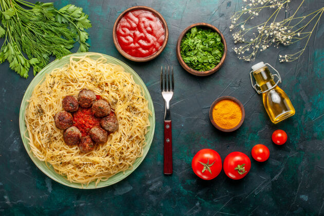 面食俯瞰美味的意大利面食 蓝色桌面上有肉丸和番茄酱面团面食肉食意大利晚餐晚餐肉丸景观