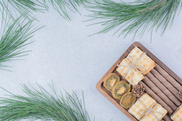 脆各种饼干和干猕猴桃片放在木板上片美味各种