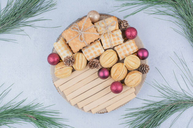 球把饼干和圣诞装饰品放在木板上美味饼干饼干