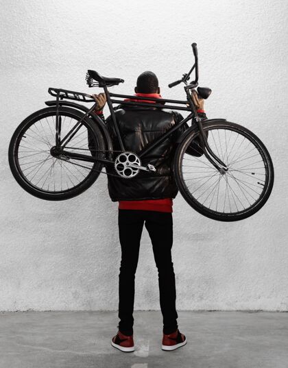 自行车城市自行车手拿着他的自行车街道城镇体育