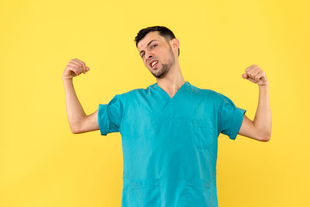 视图医生认为人们可以从冠状病毒中康复衬衫人微笑