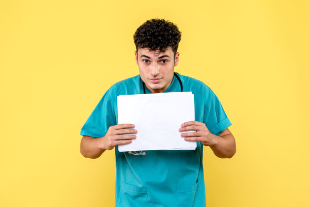 笔记本电脑侧视图高质量的医生一个医生带着病人的证件带着病毒-医生冠状病毒壁板