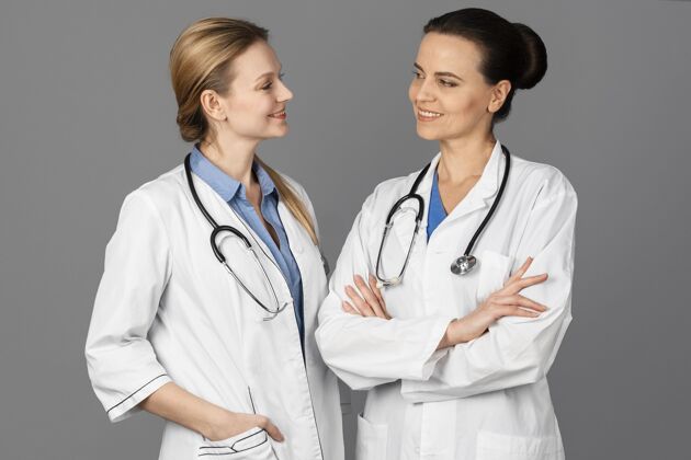 女性女医生在医院用听诊器保健工具专业