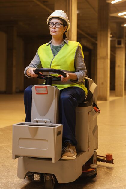 女性全速女驾驶地板清洗机妇女节职业地板清洁