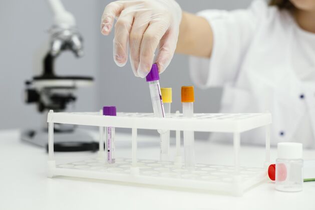 科学带着试管和实验服的女科学家化学实验室青年